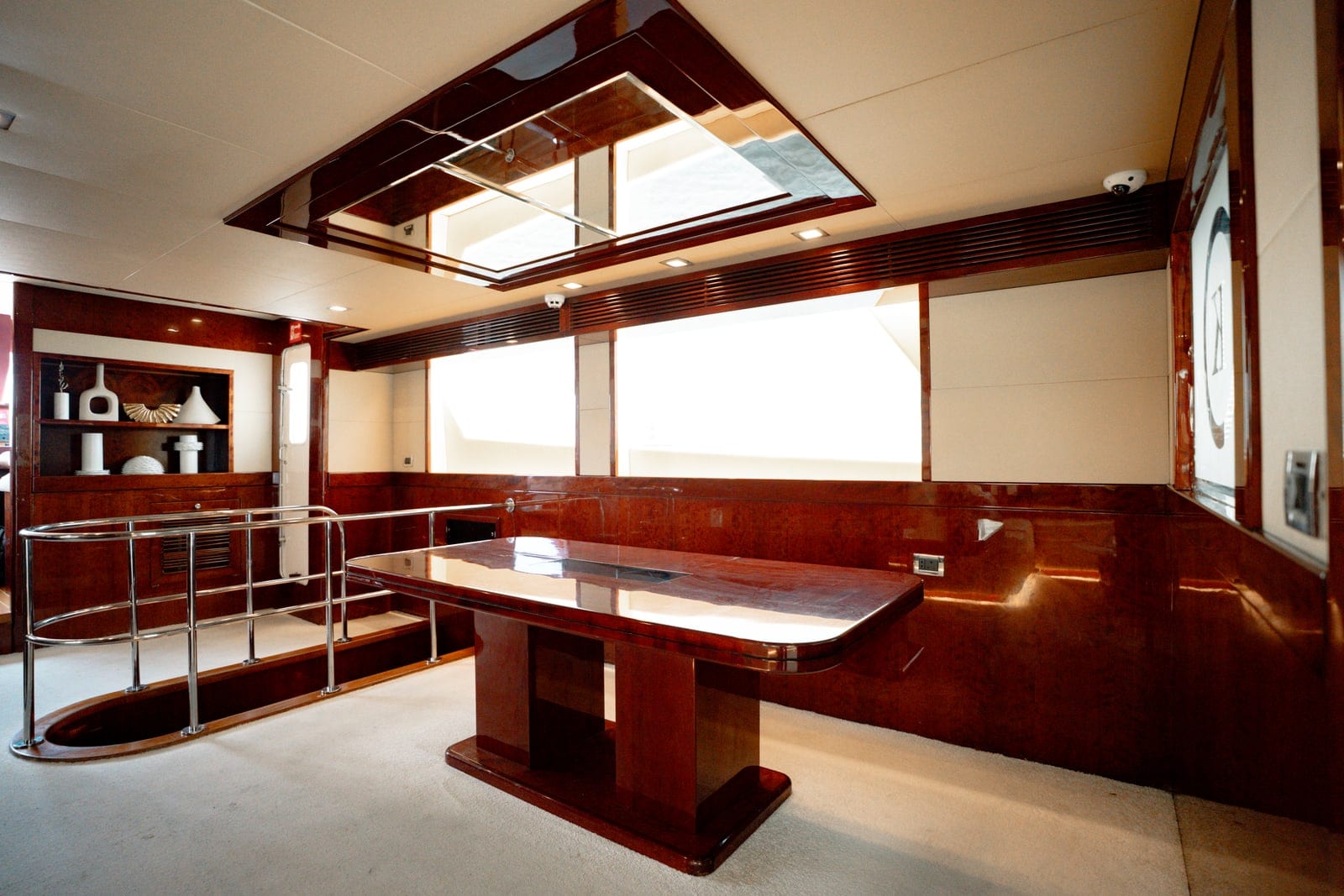 Aura, 90 ft Yacht in Dubai — Essbereich