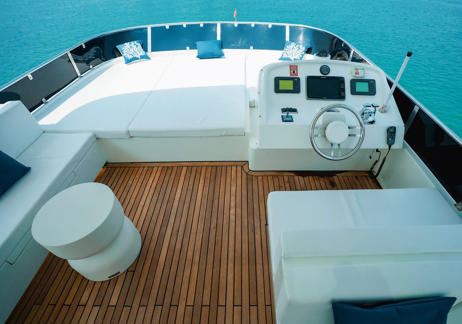 Polaris, 92 ft Yacht in Dubai — Sonnendeck