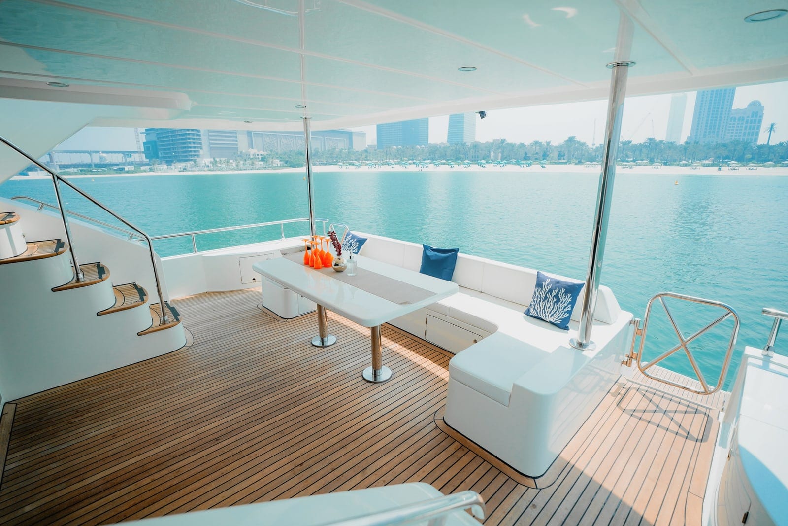 Polaris, 92 ft Yacht in Dubai — Achterdeck