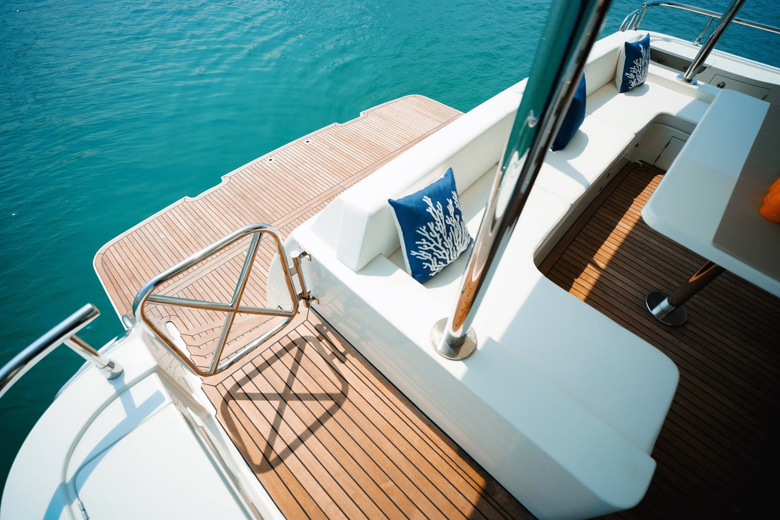 Polaris, 92 ft Yacht in Dubai — Badeplattform