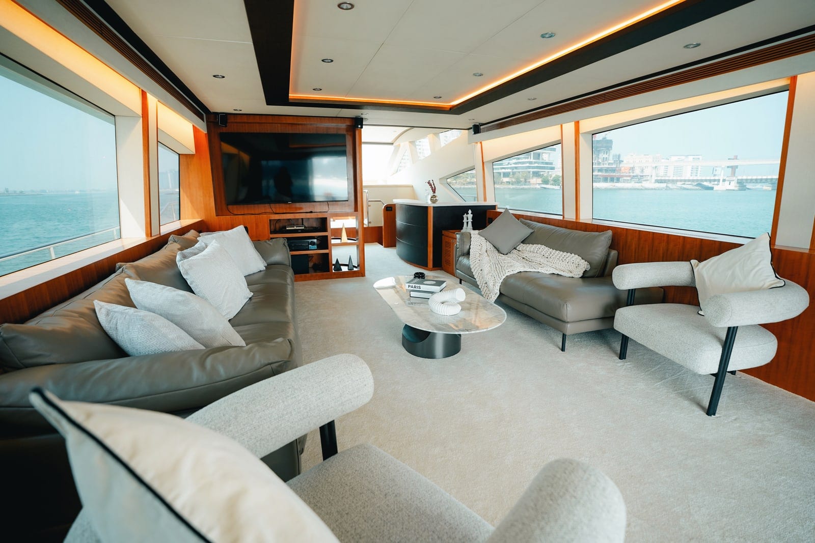 Polaris, 92 ft Yacht in Dubai — Hauptsalon