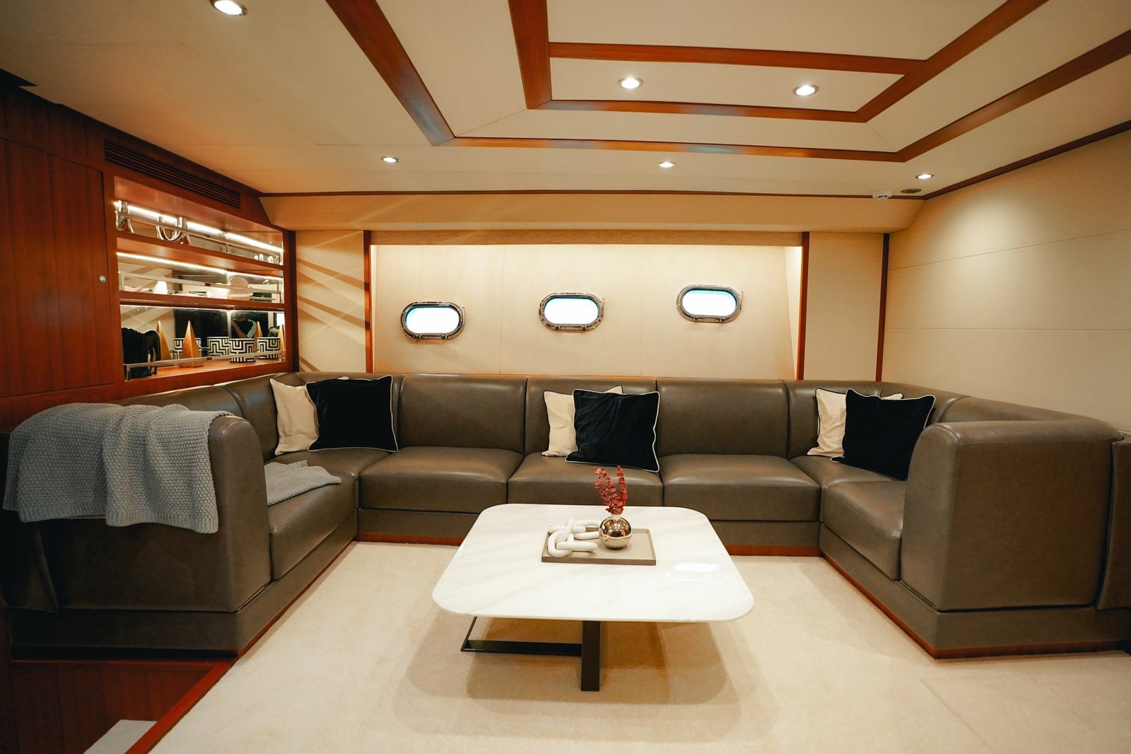 Polaris, 92 ft Yacht in Dubai — Hauptsalon