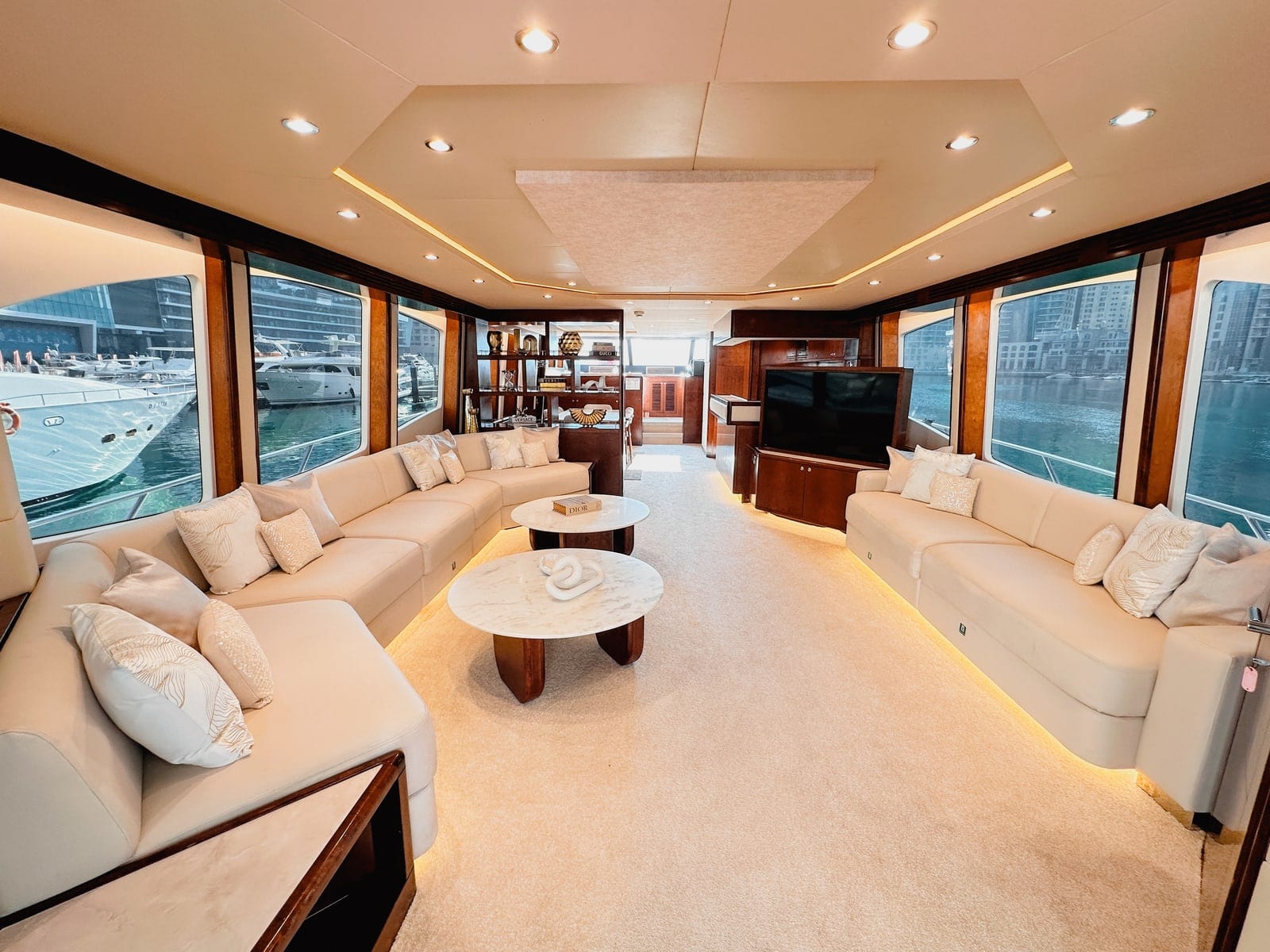 Solana, yate de 92 ft en Dubái — salón principal