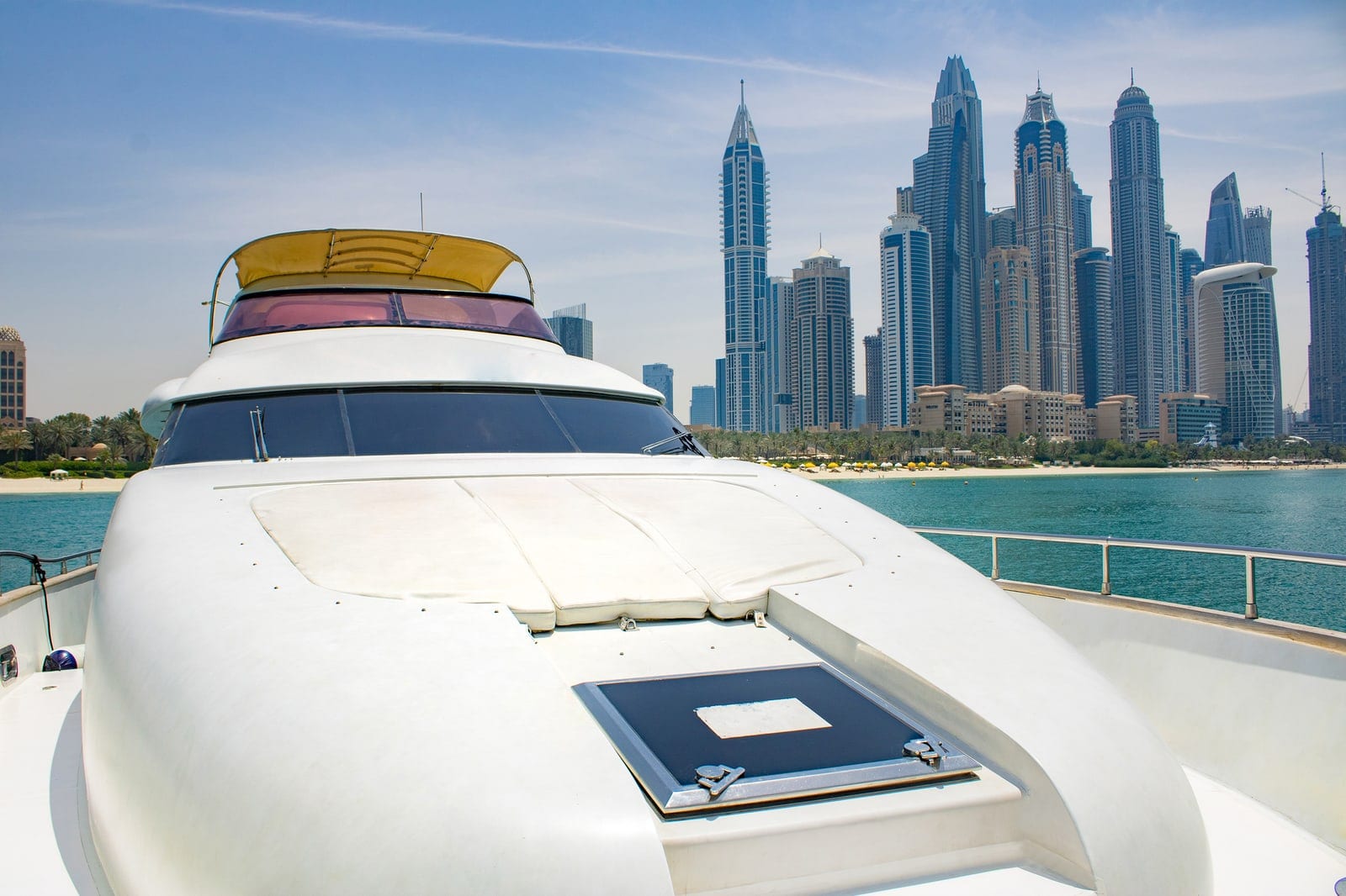 Starlight, yate de 92 ft en Dubái — el skyline desde la cubierta