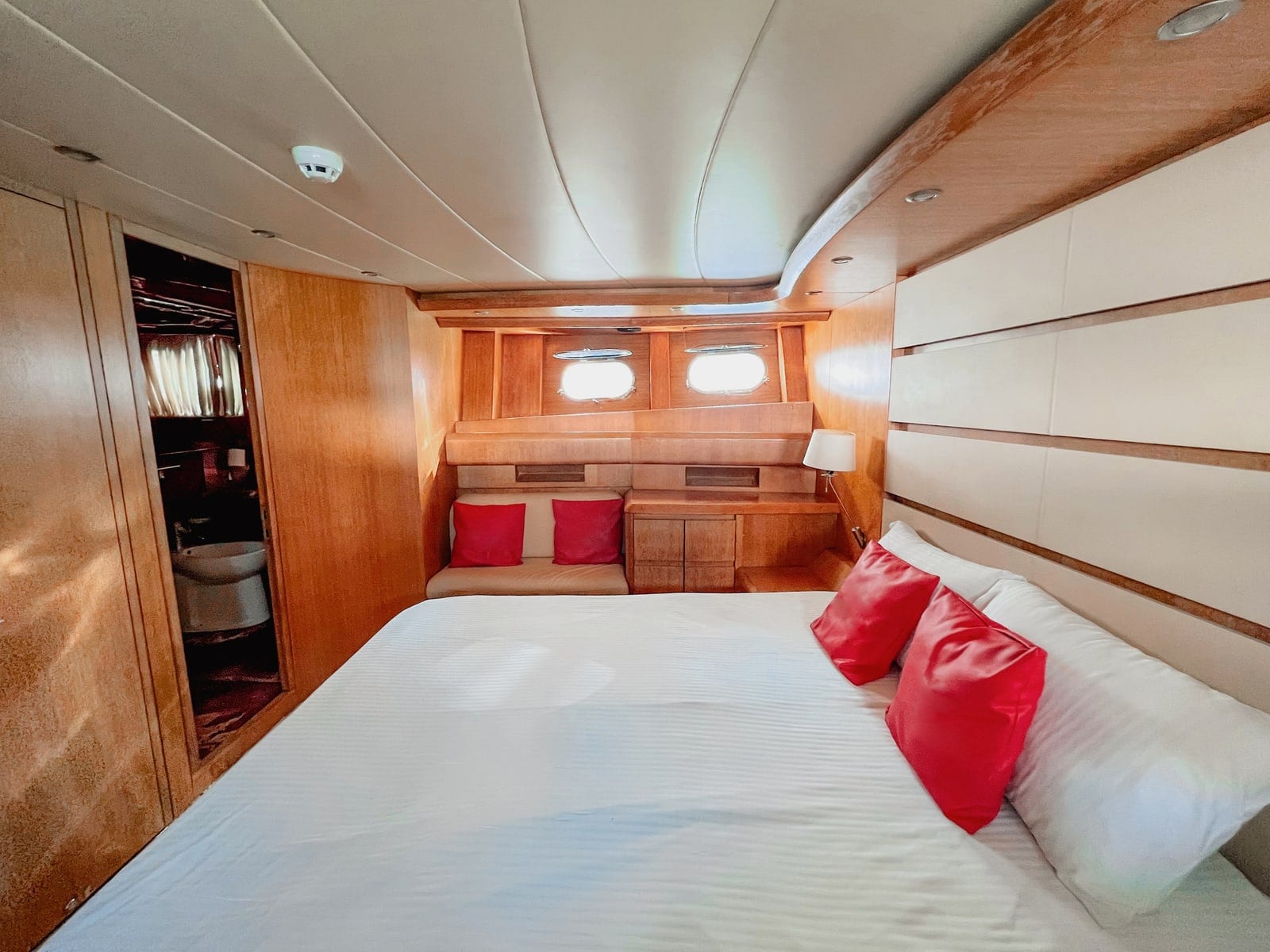 Starlight, yate de 92 ft en Dubái — camarote principal