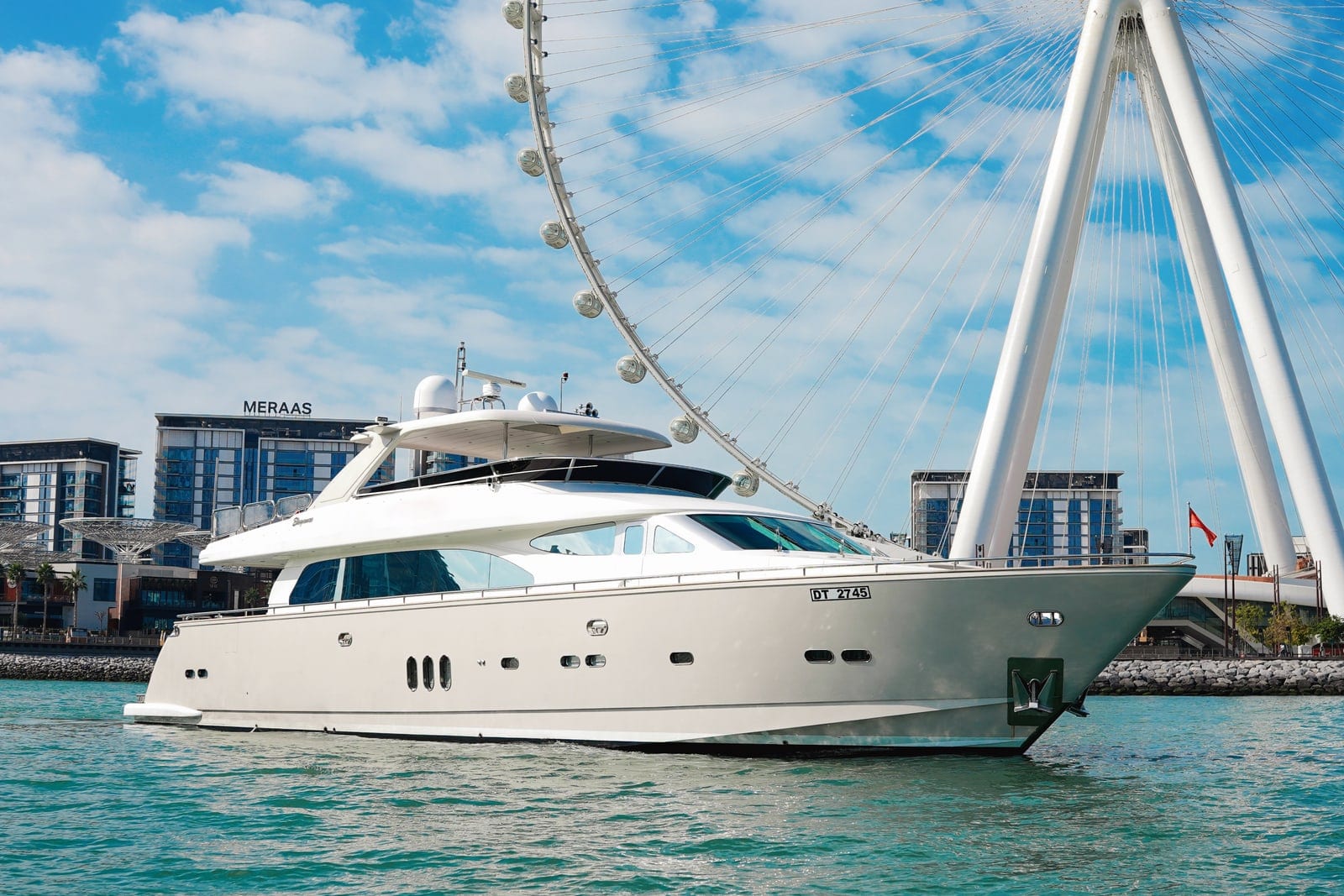Mr & Mrs Smith, 98 ft Yacht in Dubai — auf dem Wasser