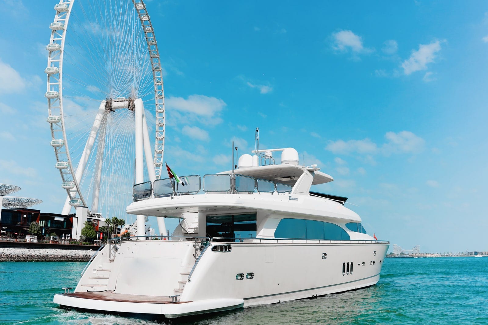 Mr & Mrs Smith, 98 ft Yacht in Dubai — Badeplattform