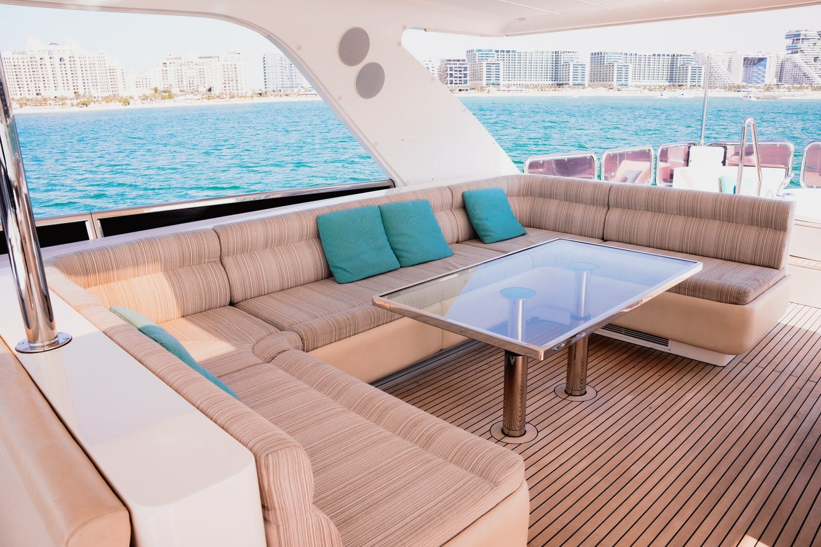 Mr & Mrs Smith, 98 ft Yacht in Dubai — Flybridge