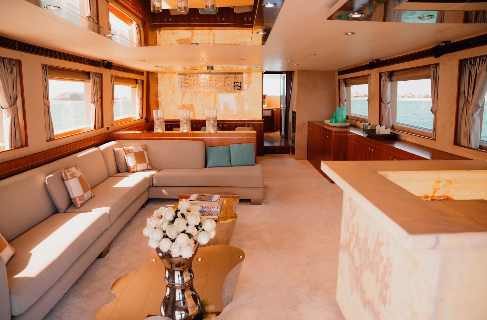 Mr & Mrs Smith, 98 ft Yacht in Dubai — Hauptsalon