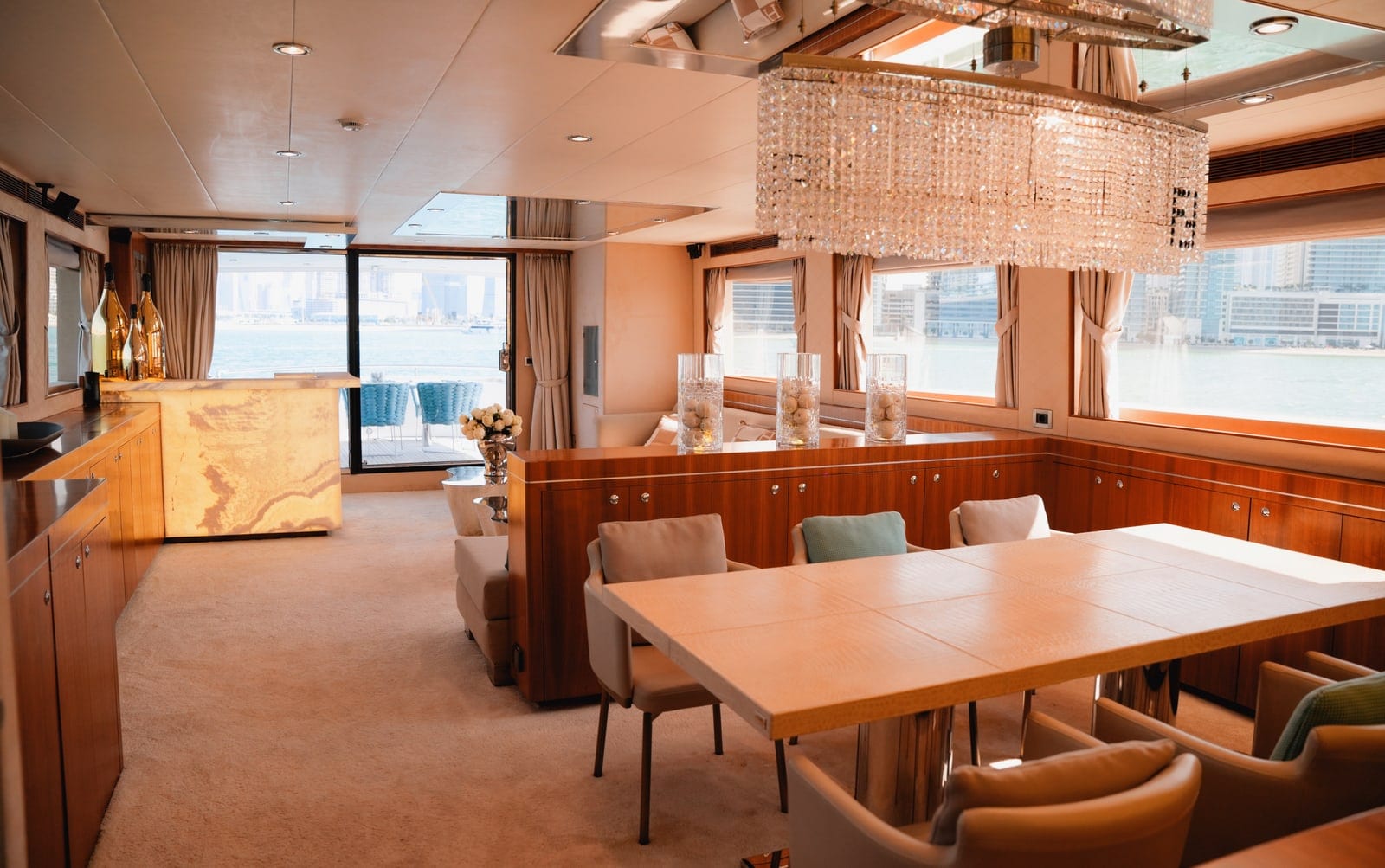 Mr & Mrs Smith, 98 ft Yacht in Dubai — Essbereich
