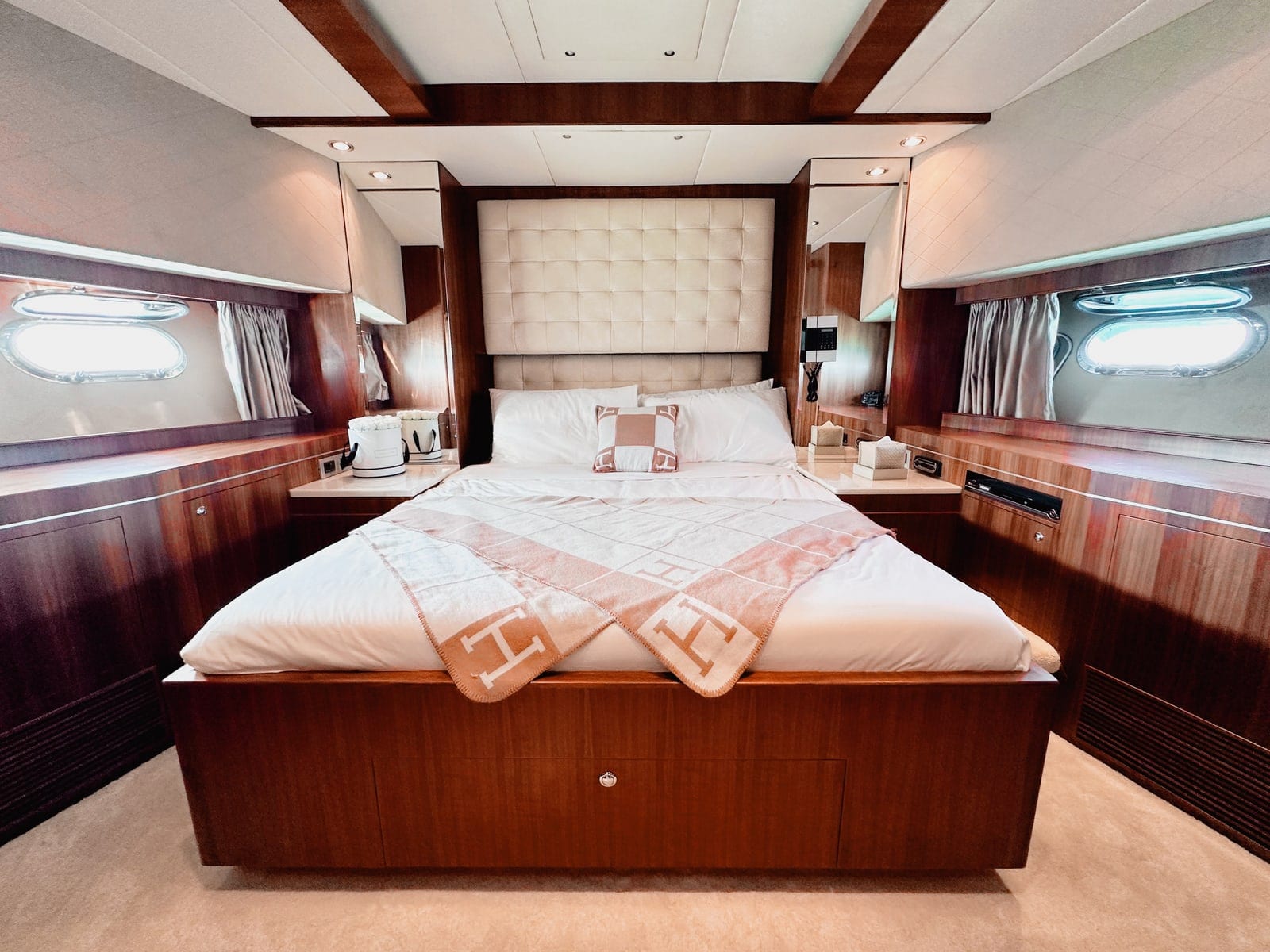 Mr & Mrs Smith, 98 ft Yacht in Dubai — Eignerkabine